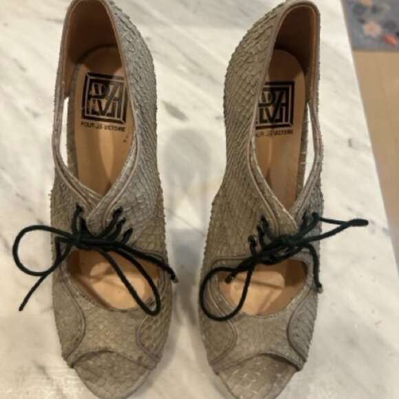 POur La Victoure Rima Grey Matte Snake Kid Size 8.5M - Picture 1 of 9